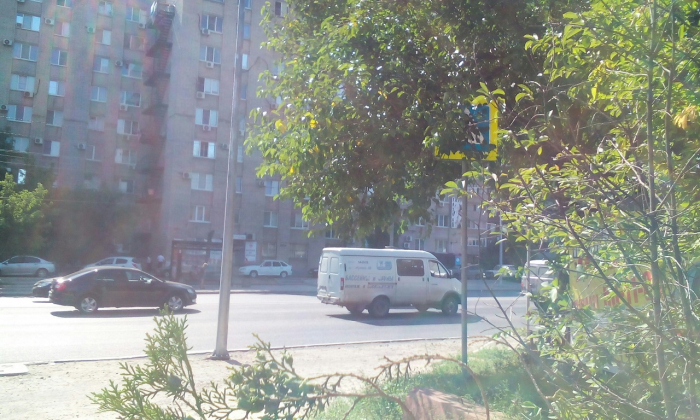 Волгоградцев почти год высаживают из автобусов на проезжую часть в центре города