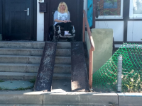 В Волгограде власти несколько лет не могли установить пандус для инвалида-колясочника