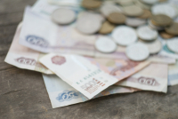 Две трети россиян вынуждены копить деньги, а не тратить