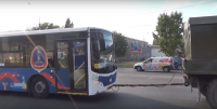 Борцы Волгограда за электротранспорт проводили в последний путь очередной автобус