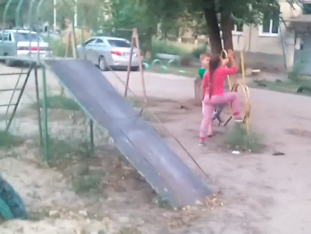 «Особо опасны»: волгоградские детские площадки «прославились» на федеральном канале