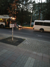 В центре Волгограда троллейбус «догнал» маршрутку