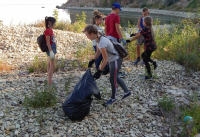 В Волгоградской области на субботнике школьникам пришлось убирать кубометры мусора