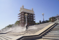 На центральной набережной Волгограда укрепляют главную лестницу
