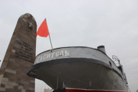 В День Октябрьской революции над «Гасителем» водрузили Красное Знамя
