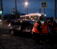 ДТП в Дзержинском районе парализовало движение транспорта на улице Историческая