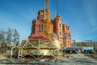 В Волгограде на собор Александра Невского подняли купол