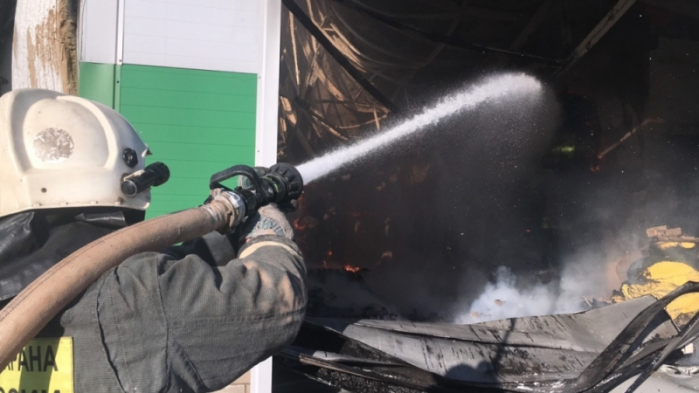 В Волгограде полностью потушили пожар на складе с туалетной бумагой