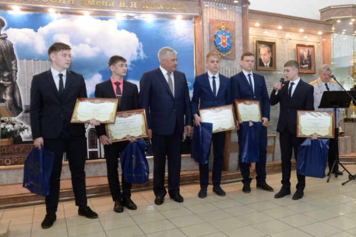 18-летняя волгоградка Валерия Путилова получила награду от министра МВД Владимира Колокольцева