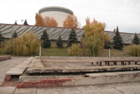 В Волгограде рядом с музеем-панорамой сносят скандальный фонтан