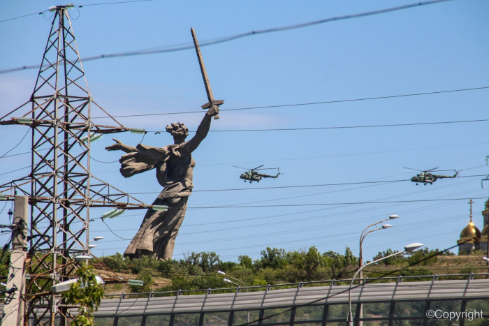 Над Волгоградом кружат вооруженные военные вертолеты