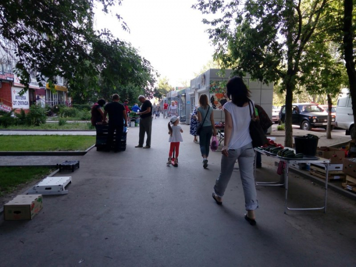Жители Дзержинского района возмущены процветанием незаконной уличной торговли
