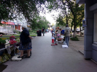 Жители Дзержинского района возмущены процветанием незаконной уличной торговли