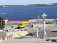 На Набережной Волгограда разрушили бетонную сцену