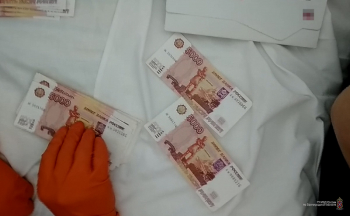 В Камышине задержали женщину, которая расплачивалась фальшивыми деньгами