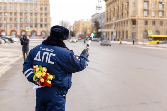 На дороги Волгограда вышел традиционный «цветочный патруль»