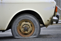 Ревнивые волгоградки порезали колёса на автомобиле