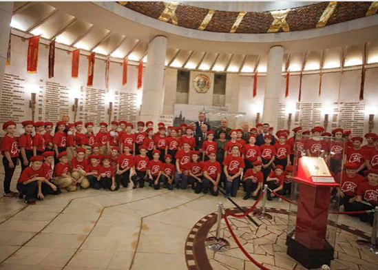 С военным оркестром и почетным караулом в ряды юнармейцев вступили волгоградские школьники