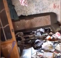 В квартире на Ленинградском шоссе в Москве жила одна среди мусора 5-летняя девочка