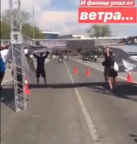 На финише Волгоградского марафона перед спортсменами упала металлическая конструкция
