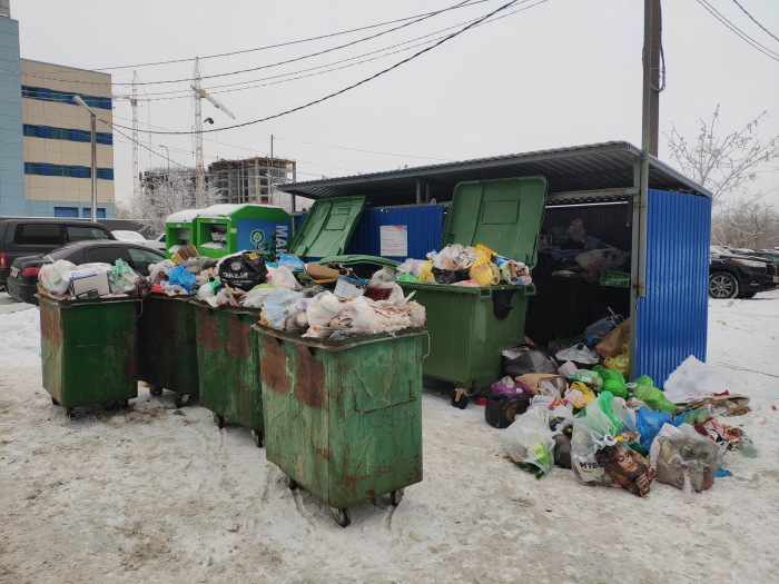 В многоквартирном доме Дзержинского района до отказа забит мусоропровод