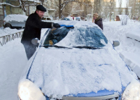 Стало известно, что делать, если автомобиль повредил упавший с крыши снег