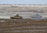 Под Волгоградом танкисты обстреляют бронетехнику и вертолеты
