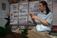 На нужных рельсах: моделист из Волгограда более пяти лет воспроизводит поезда в миниатюре