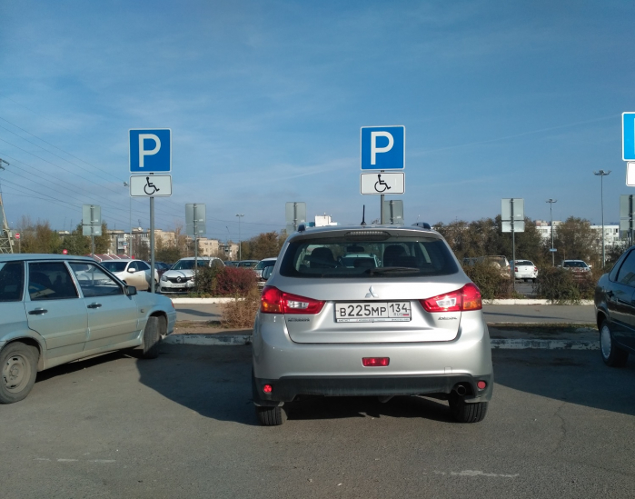 Волгоградцы и гости города массово нарушают права инвалидов на парковку