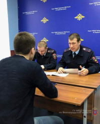 "Ой, не включай из себя правильного", в Волгограде поймали водителя, катавшегося по скверу у «Гасителя»