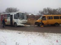 В Волгограде автобус протаранил маршрутку