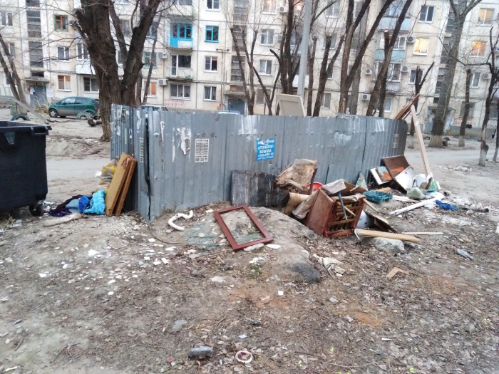 Из-за конфликта УК и техперсонала многоэтажки в Кировском погрязли в мусоре