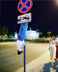 Елена Исинбаева повисла вверх ногами на дорожном знаке в центре города
