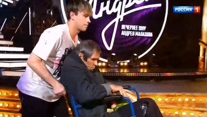 «Шоу с приветом»: Ломающего арбуз руками Алибасова выронили из инвалидной коляски в эфире шоу «Привет, Андрей»
