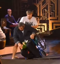 «Шоу с приветом»: Ломающего арбуз руками Алибасова выронили из инвалидной коляски в эфире шоу «Привет, Андрей»