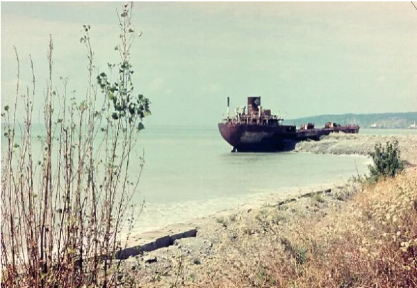 52 года сидящее на мели судно «Roussilion» признали опасным и обязали поднять со дна Черного моря
