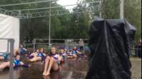 Детский танцевальный конкурс провели под проливным дождем ради красивой картинки