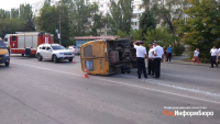 В Волжском в результате столкновения двух автомобилей перевернулась ГАЗель