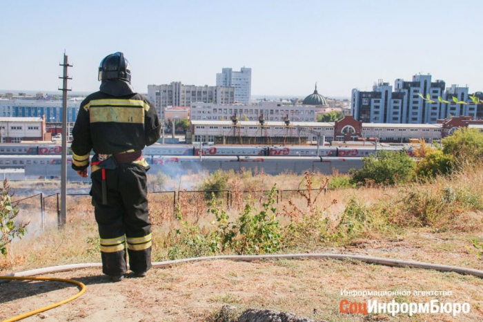 Возгорание в центре Волгограда помогают тушить сотрудники храма
