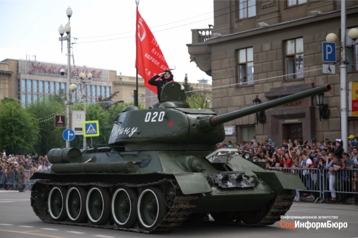 В Волгограде на площади Павших Борцов прошел Парад Победы