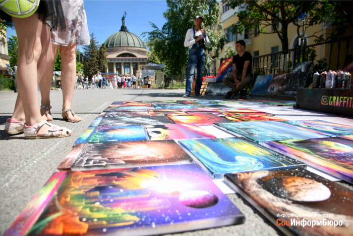 В Волгограде на улице Мира с самого утра празднуют «Ночь музеев»