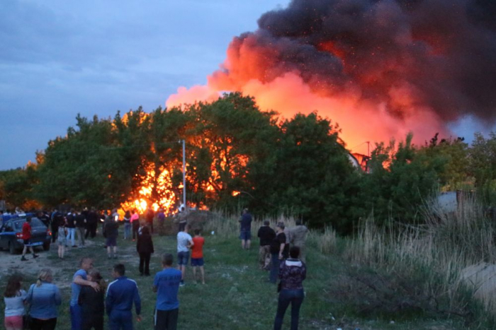 В Волгограде горит дом из мусора