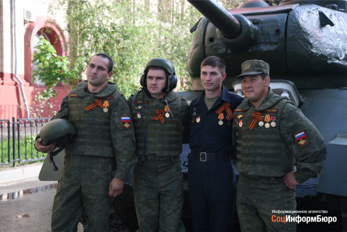 «Хоть сейчас в бой»: командир танка Т-34 ведет его на парад