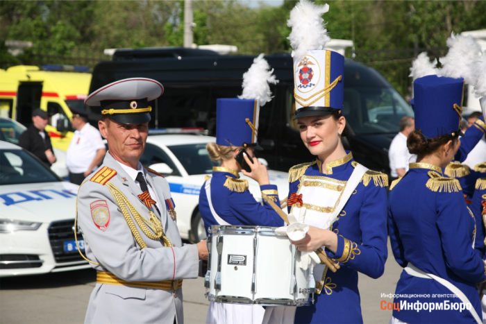 Взвод барабанщиц открыл Парад Победы в Волгограде