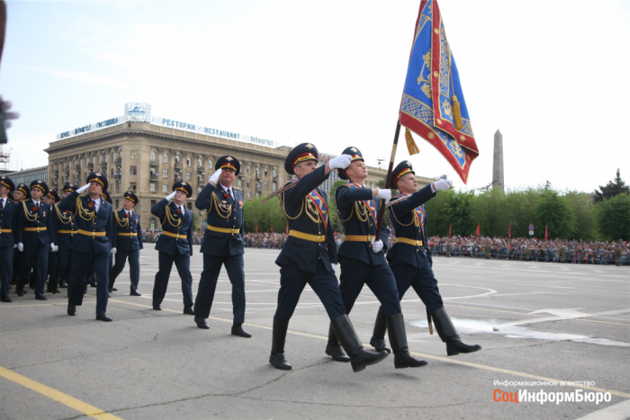 В Волгограде на площади Павших Борцов прошел Парад Победы