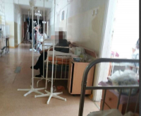 Парализованного больного бросили в коридоре больницы Фишера в Волжском