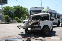 Испортили праздник: Иномарка протаранила автомобиль с празднующими пограничниками в центре города