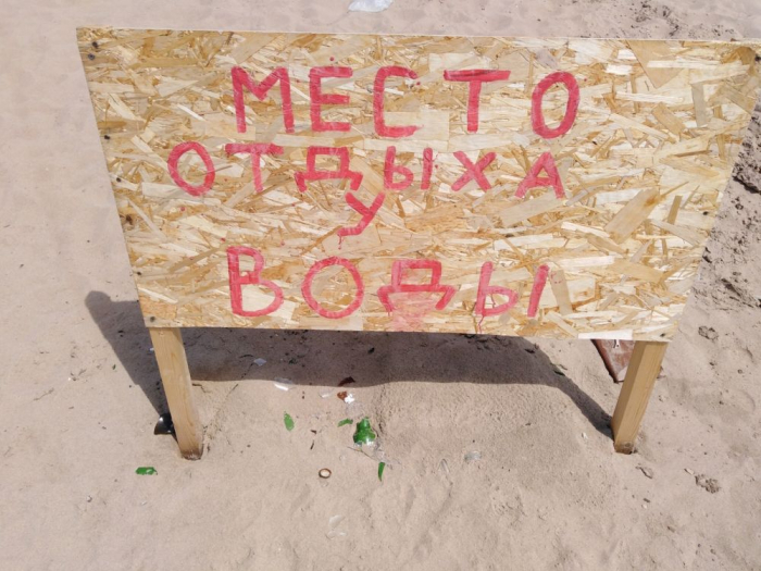 «Антибобры»: пляж на острове Сарпинский предстал перед журналистами во всей красе