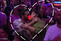 Телеканал «Россия 1» крупным планом показал целующихся мужчин