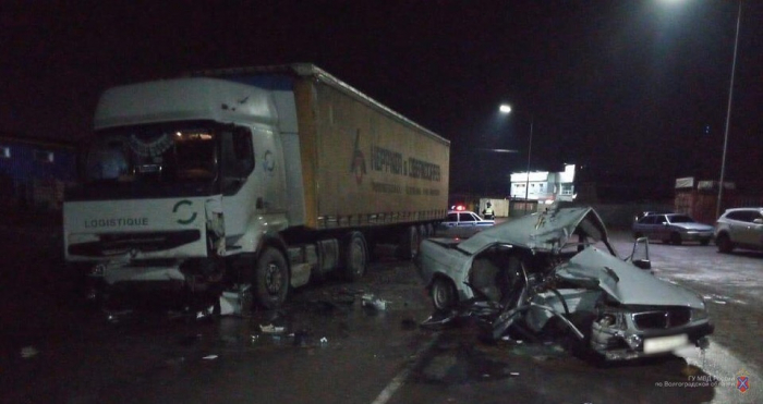 В смертельном ночном ДТП в Волжском погиб водитель, двое пассажиров госпитализированы
